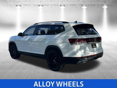 Used 2024 Volkswagen Atlas SE FWD image 3