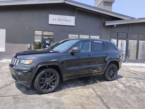 Used 2018 Jeep Grand Cherokee Altitude AWD/4WD image 2