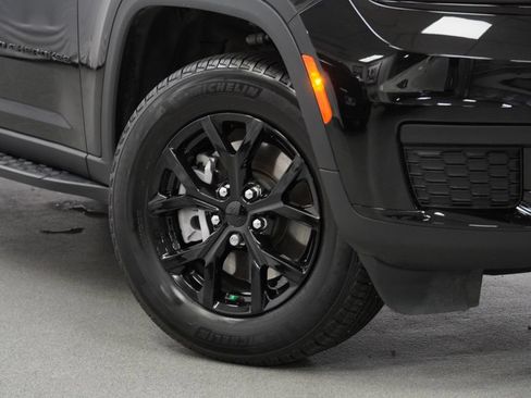 Used 2024 Jeep Grand Cherokee L Altitude AWD/4WD image 4