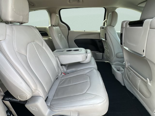 Used 2017 Chrysler Pacifica Touring-L Plus FWD image 24