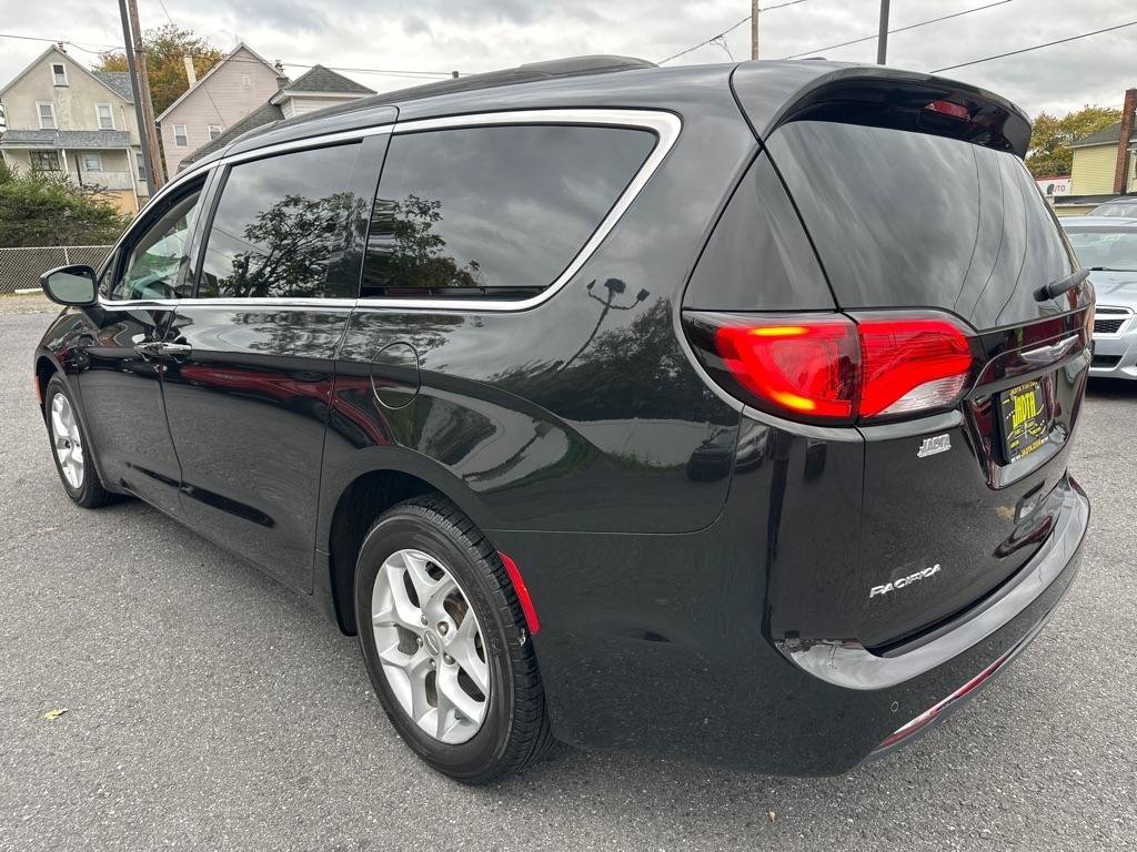 Used 2017 Chrysler Pacifica Touring Plus w/ Tire & Wheel Group FWD image 4