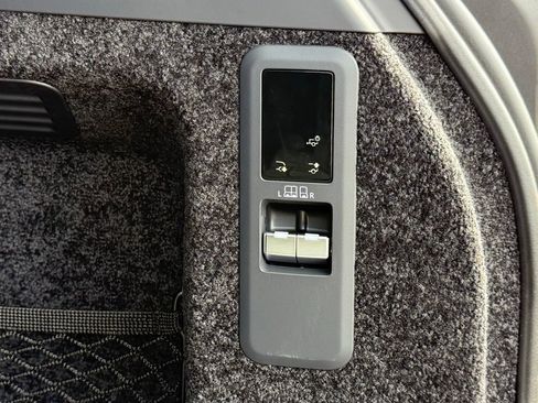 Certified 2025 Land Rover Range Rover SE AWD/4WD image 35