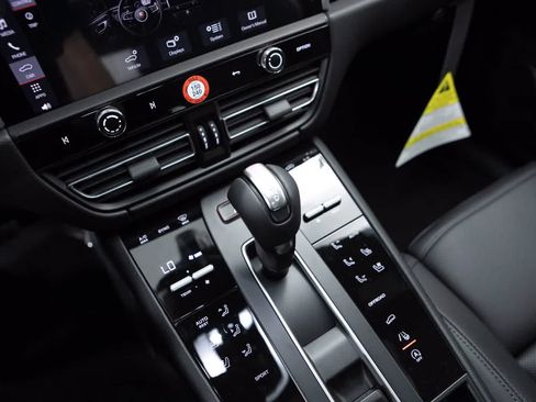 Certified 2026 Porsche Macan AWD/4WD image 28