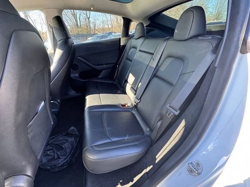 Used 2022 Tesla Model Y Long Range image 16