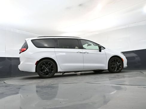 Used 2025 Chrysler Pacifica Limited FWD image 24