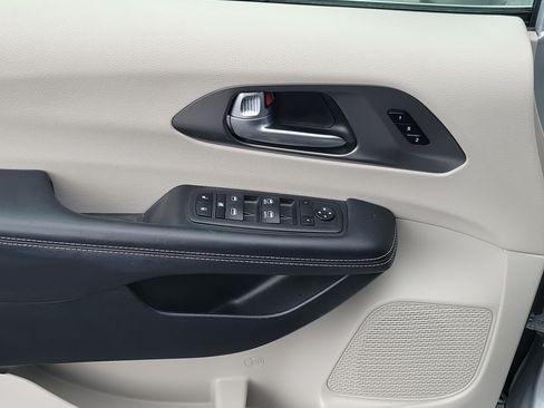 Used 2023 Chrysler Pacifica Touring-L FWD image 19