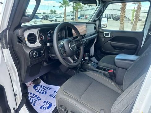 Certified 2025 Jeep Gladiator Sport AWD/4WD image 18