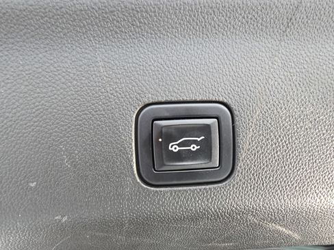 Used 2022 Chevrolet Tahoe Z71 w/ Luxury Package image 14