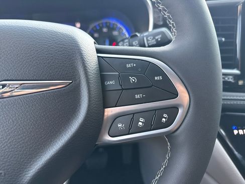 Used 2024 Chrysler Pacifica Limited image 15