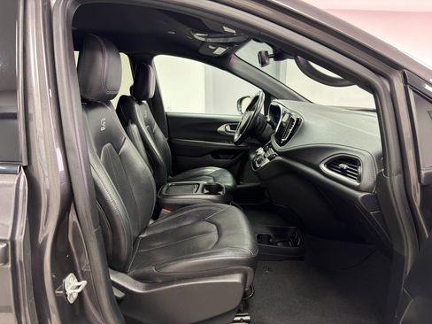Used 2021 Chrysler Pacifica Touring-L w/ S Appearance Package FWD image 10