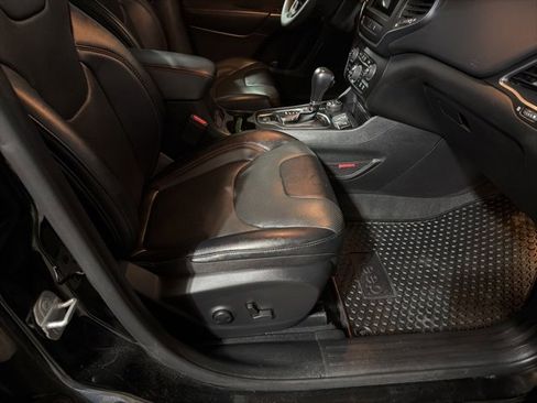 Used 2022 Jeep Cherokee Trailhawk w/ Premium Leather Package image 16