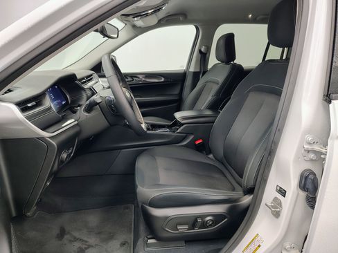 Used 2023 Jeep Grand Cherokee Laredo w/ Luxury Tech Group I image 10