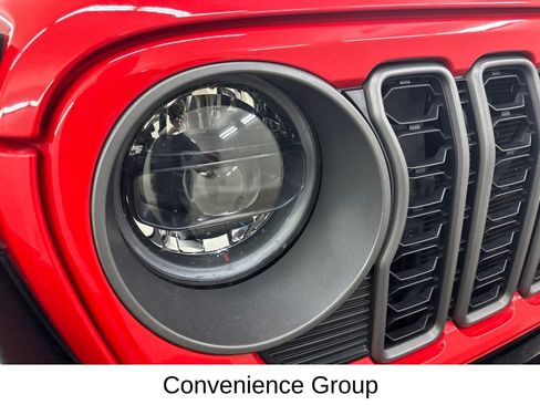Used 2025 Jeep Wrangler Unlimited Rubicon 4xe w/ Convenience Group AWD/4WD image 15