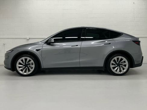 Used 2026 Tesla Model Y Long Range image 3