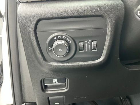 Used 2023 Jeep Grand Cherokee Limited w/ Luxury Tech Group II AWD/4WD image 28