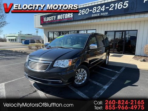 Used 2015 Chrysler Town & Country Touring-L w/ Driver Convenience Group image 1