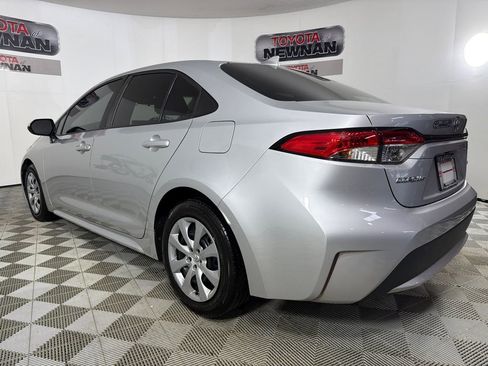 Used 2020 Toyota Corolla LE FWD image 5