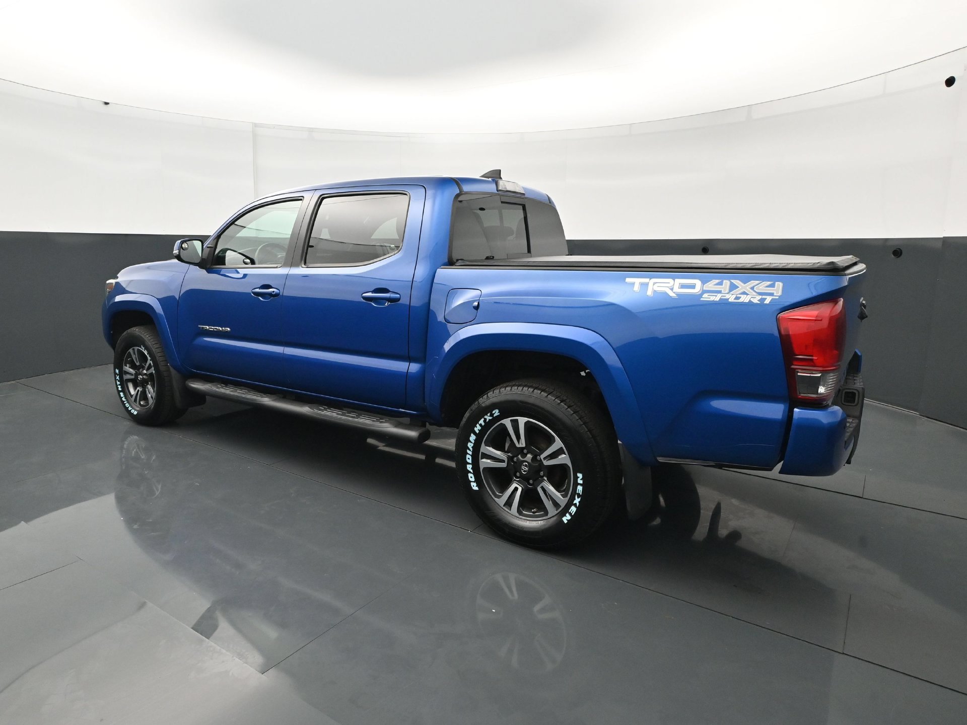 Used 2017 Toyota Tacoma TRD Sport w/ Premium & Technology Package AWD/4WD image 4