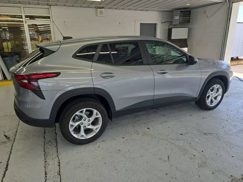 Used 2025 Chevrolet Trax LS w/ LS Convenience Package FWD image 6