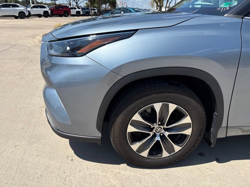 Used 2023 Toyota Highlander XLE FWD image 2