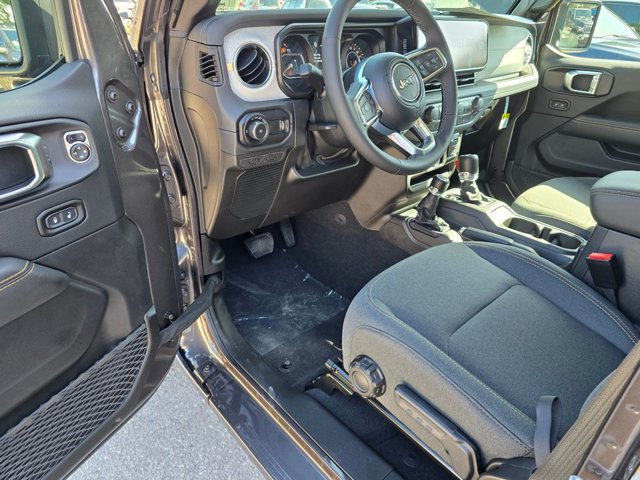 New 2025 Jeep Wrangler Unlimited Sahara w/ Technology Group AWD/4WD image 15
