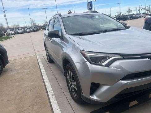 Used 2018 Toyota RAV4 LE image 4