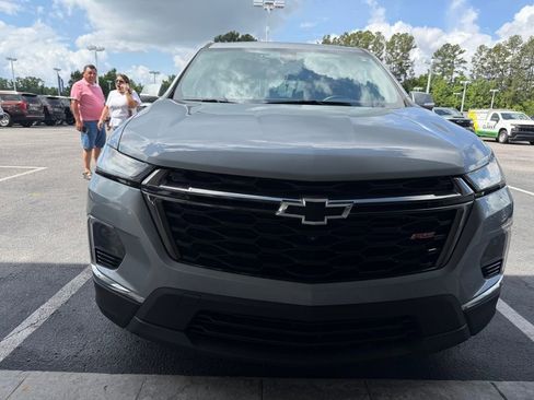 Used 2023 Chevrolet Traverse RS FWD image 3