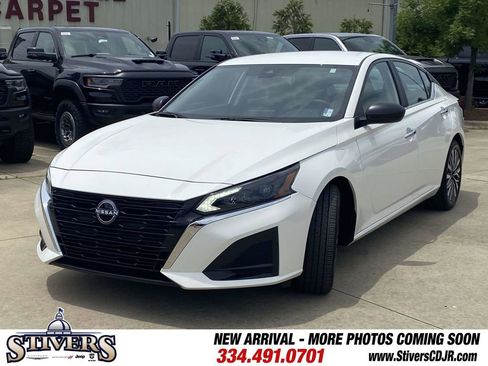 Used 2025 Nissan Altima 2.5 SV FWD image 3
