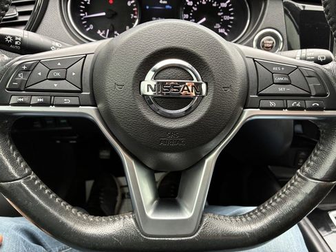 Used 2017 Nissan Rogue SV w/ Midnight Edition image 8