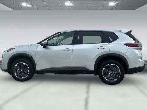 Used 2025 Nissan Rogue SV FWD image 2