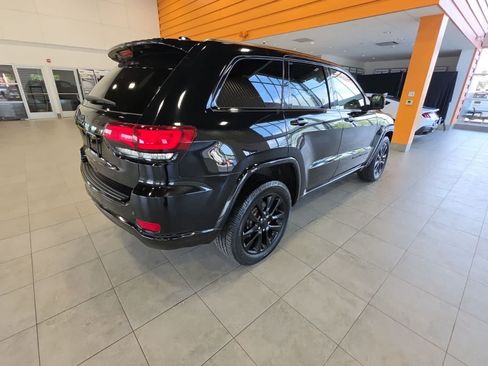 Used 2018 Jeep Grand Cherokee Altitude AWD/4WD image 9