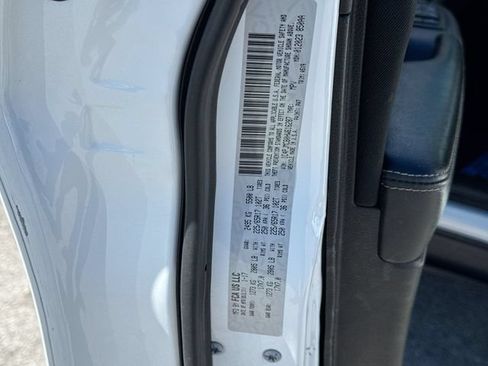 Used 2017 Jeep Cherokee Latitude w/ Cold Weather Group AWD/4WD image 32