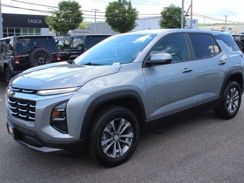 Used 2025 Chevrolet Equinox LT FWD image 2