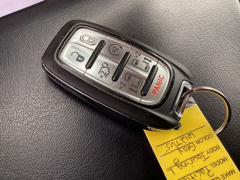 Used 2023 Chrysler Pacifica Touring-L image 33