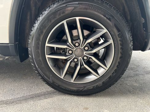 Used 2019 Jeep Grand Cherokee Limited w/ Luxury Group II AWD/4WD image 10