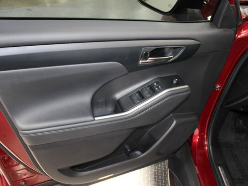 Used 2024 Toyota Highlander XLE image 36