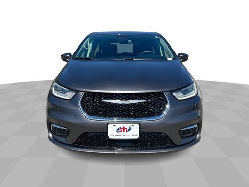 Used 2023 Chrysler Pacifica Touring-L FWD image 3