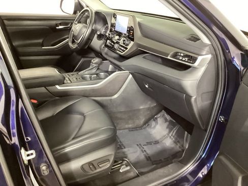 Used 2022 Toyota Highlander XLE AWD/4WD image 41