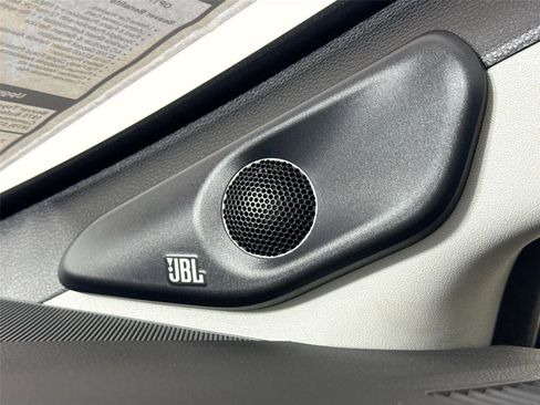 Used 2025 Toyota Prius Plug-In Hybrid image 30