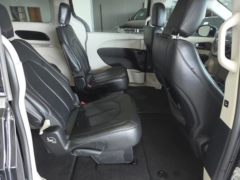 Used 2017 Chrysler Pacifica Touring-L w/ Tire & Wheel Group FWD image 27