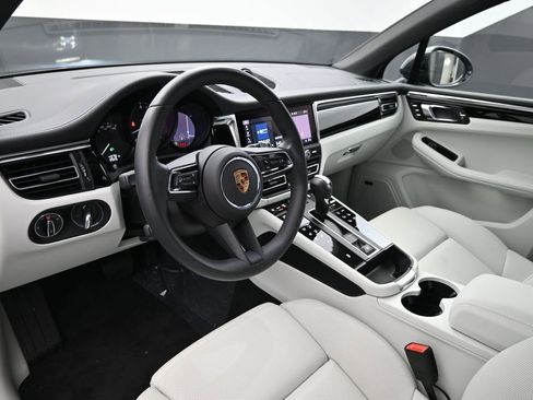 New 2025 Porsche Macan image 4