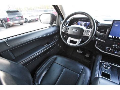 Used 2022 Ford Expedition XLT image 12