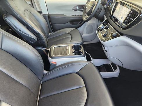 Used 2024 Chrysler Pacifica Touring-L image 11