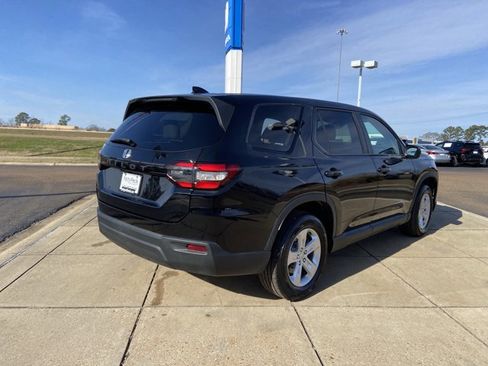 Used 2023 Honda Pilot LX image 10