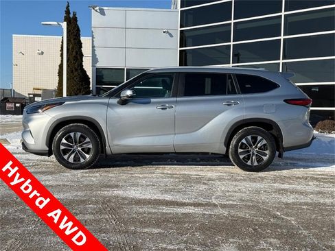 Used 2023 Toyota Highlander XLE image 6