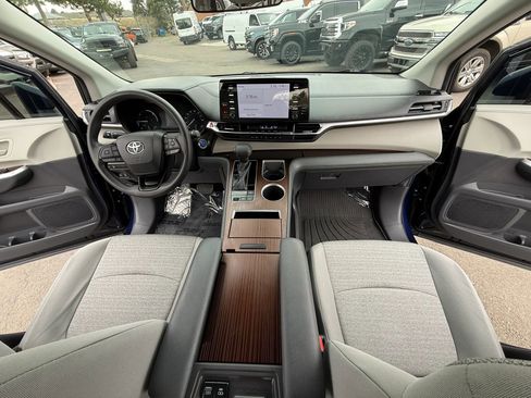 Used 2022 Toyota Sienna LE image 32