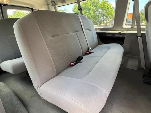Used 2010 Ford E-350 and Econoline 350 XLT RWD image 22