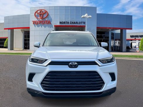 Used 2025 Toyota Grand Highlander AWD image 3