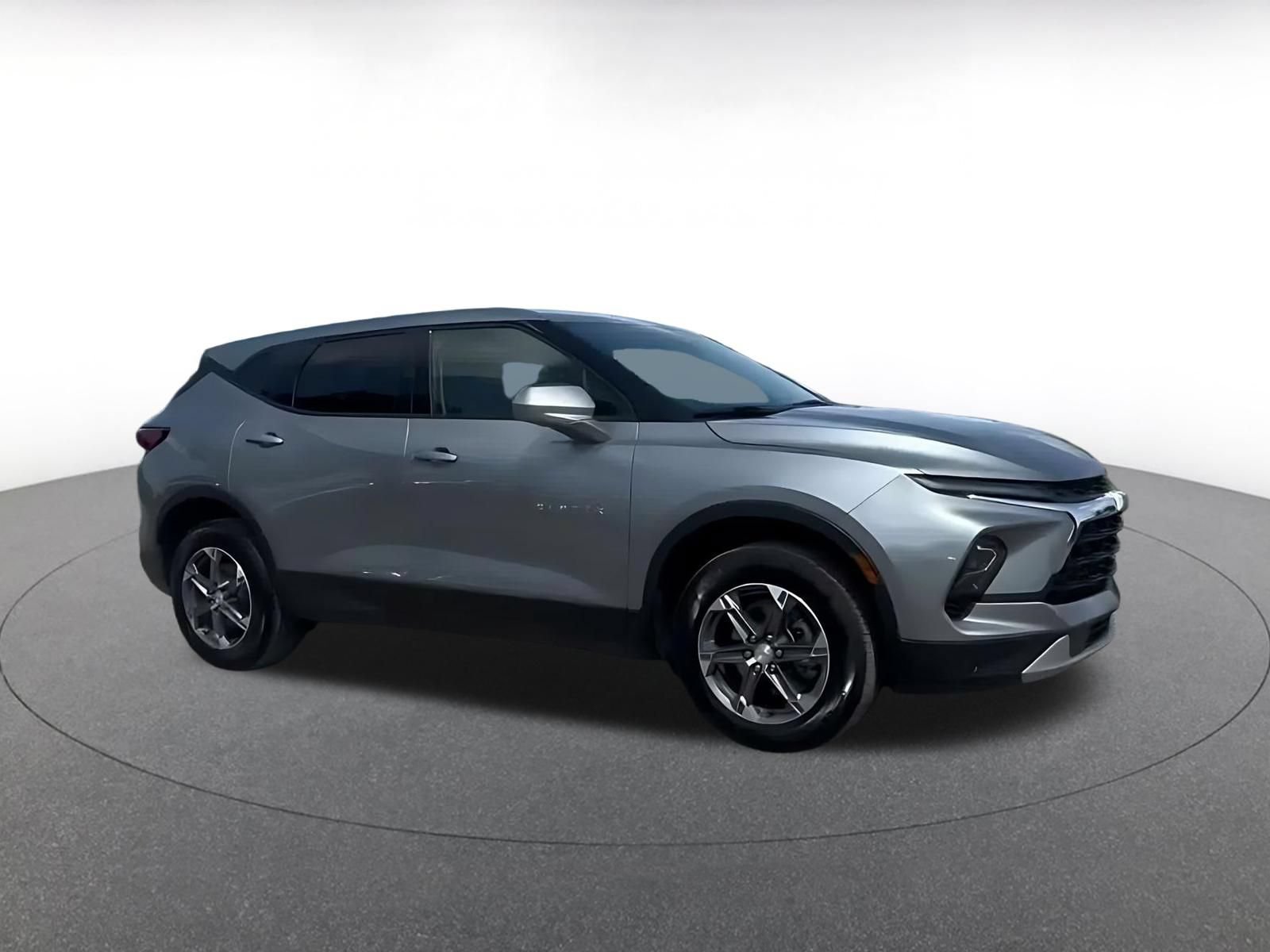 Used 2026 Chevrolet Blazer LT FWD image 2