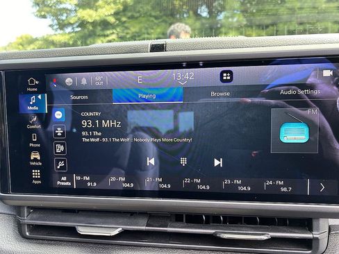 Used 2024 Jeep Gladiator Sport AWD/4WD image 16